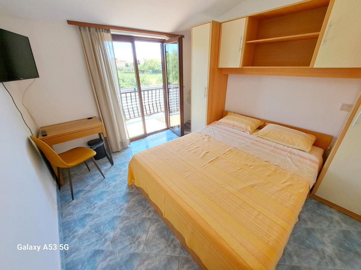 Appartement Aparments Orange&Blue à Fažana Extérieur photo